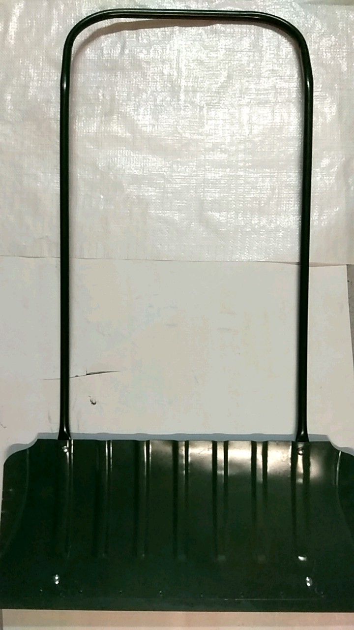 Движок для снега формованный СТАЛЬНОЙ с мет.накладкой S=0,8 мм 750х330 с П-обр мет руч