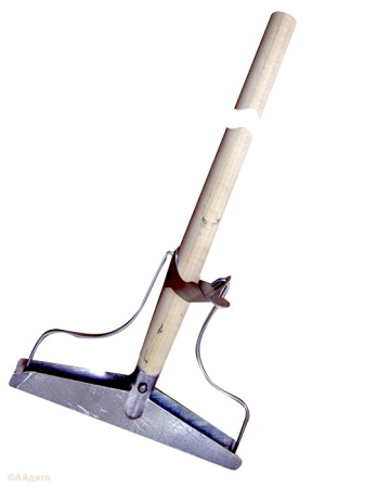 Тряпкодержатель металлический оцинкованный с деревянным черенком